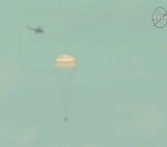 فيديو| لحظة هبوط 3 رواد فضاء على الأرض بعد رحلة دامت 186 يوما