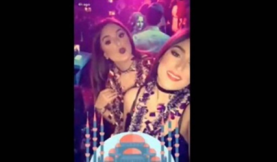 شاهد.. فتاة مغربية تصور بالصدفة سفاح اسطنبول يرقص مع المحتفلين قبل عمليته بملهى ليلي بتركيا شاهد.. فتاة مغربية تصور بالصدفة سفاح اسطنبول يرقص مع المحتفلين قبل عمليته بملهى ليلي بتركيا