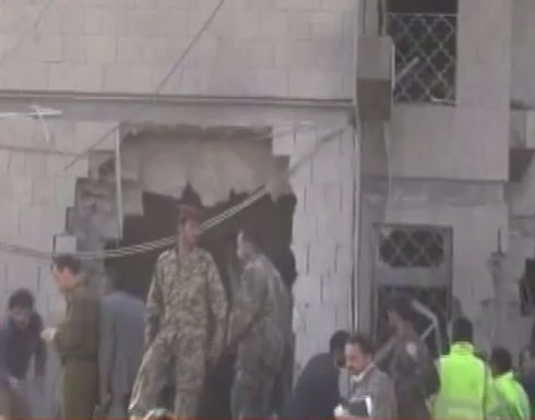 مراقبون: إذا كان سفير إيران نجا من تفجير صنعاء فلماذا لم يخرج للإعلام ؟ مراقبون: إذا كان سفير إيران نجا من تفجير صنعاء فلماذا لم يخرج للإعلام ؟