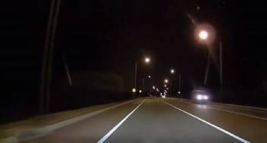 لحظة تحطم سيارة نام سائقها خلف المقود