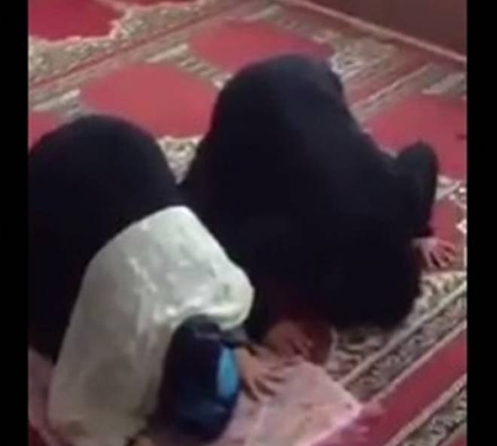 فيديو| مؤثر جداً .. إسبانية تعتنق الاسلام وتبكي بحرقه داخل أحد المساجد! فيديو| مؤثر جداً .. إسبانية تعتنق الاسلام وتبكي بحرقه داخل أحد المساجد!
