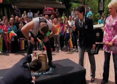 رجل بأسنان قوية