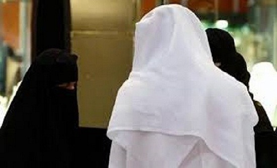 قصة رجل خليجي يبدع في وضع الماكياج لزوجته قصة رجل خليجي يبدع في وضع الماكياج لزوجته