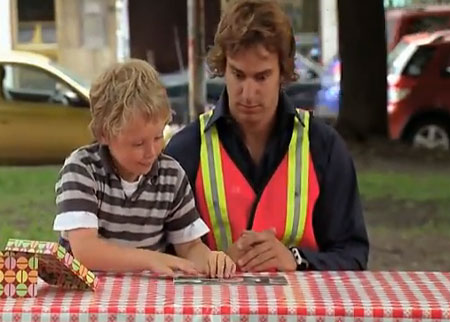 الولد واللعبة