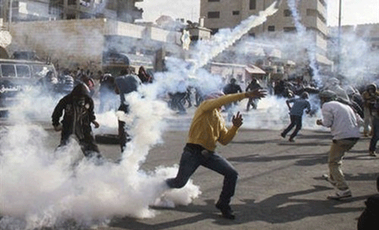 إصابة عشرات الفلسطينيين بالاختناق بالخليل إصابة عشرات الفلسطينيين بالاختناق بالخليل
