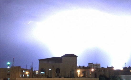 بالصور.. موجة من البروق تضئ سماء منطقة سحاب ليلة السبت/ الأحد الماضية بالصور.. موجة من البروق تضئ سماء منطقة سحاب ليلة السبت/ الأحد الماضية