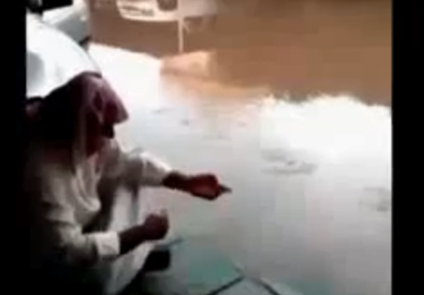 كويتي يصطاد سمكة امام منزله