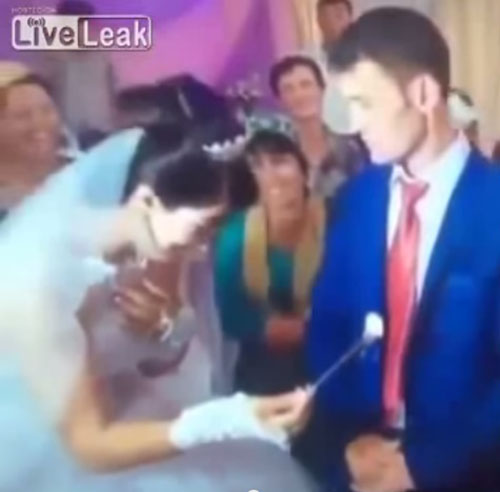 شاهد.. عريس ينفعل على عروسته ويضربها أمام المدعوين