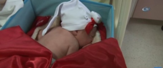 "طفل" هدية لعيد الحب في تركيا .. هذه قصته! "فيديو" "طفل" هدية لعيد الحب في تركيا .. هذه قصته! "فيديو"
