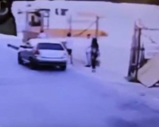 فيديو| فتاة تنجو بنفسها من محاولة اختطاف في الشارع