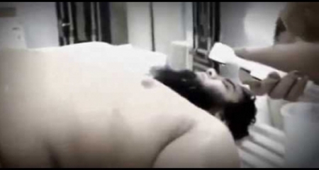 شاهد بالفيديو ...ميت صحى في مغسلة الاموات... اسمع ماذا قال