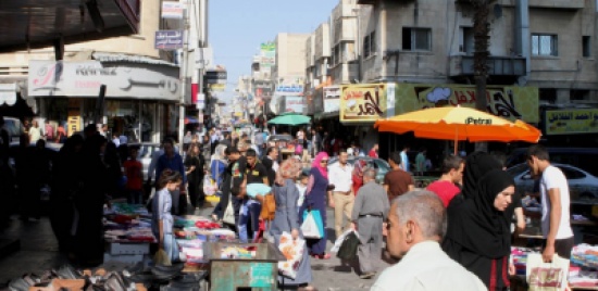 مواطنون : صرف الرواتب مبكرا زاد في قدرة الأسر الشرائية