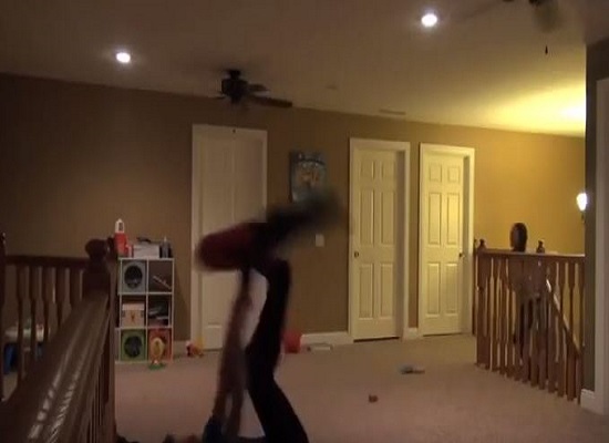 بالفيديو: مقلب من العيار الثقيل .. كادت الأم أن تفقد وعيها