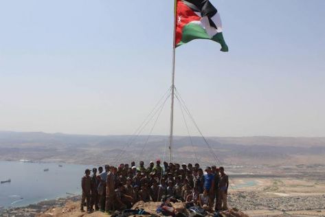 رفع العلم الأردني على أعلى قمة جبال العقبة