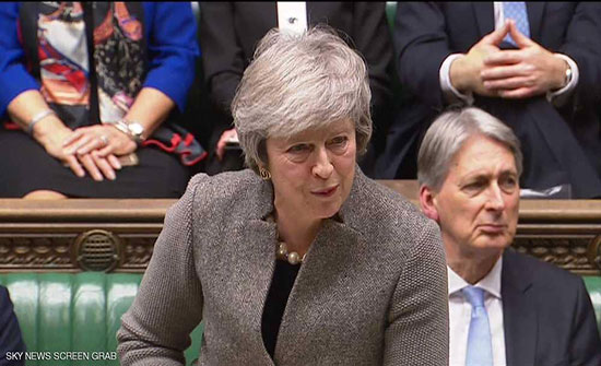 ماي تؤجل التصويت على "بريكست".. والمعارضة ترفض