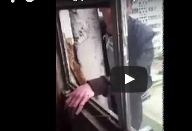 رجل يتسلق مبنى ليطلب من جاره سيجارة (فيديو) رجل يتسلق مبنى ليطلب من جاره سيجارة (فيديو)