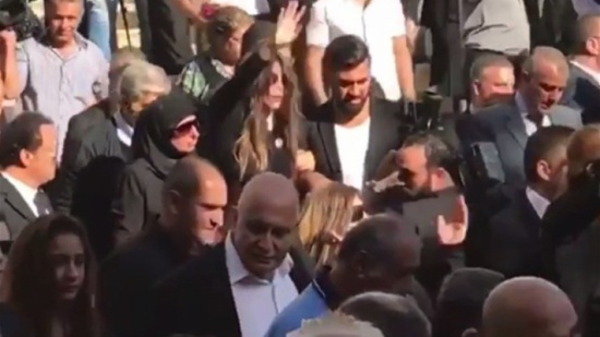 بالفيديو: مي حريري أزالت صورتها.. وانهارت في مؤخرة الموكب بالفيديو: مي حريري أزالت صورتها.. وانهارت في مؤخرة الموكب