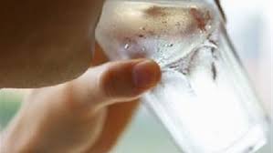 اخصائي تغذية أردني :  شرب كميات كبيرة من الماء برمضان يسبب الخمول