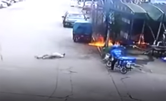 بالفيديو- الصين : رجل يتدحرج لإطفاء نيران اشتعلت بثيابه ...