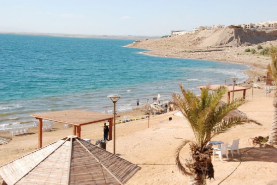 تنفيذ حملة نظافة في البحر الميت