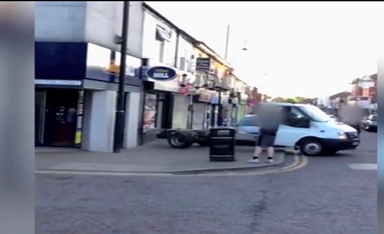 بالفيديو: شاحنة تحطم واجهة مطعم وسط تشجيع المارة