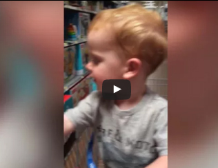 شاهد.. رد فعل طفل يشاهد الألعاب لأول مرة