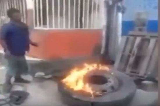 فيديو:  أشعل النار بإطار سيارة؟