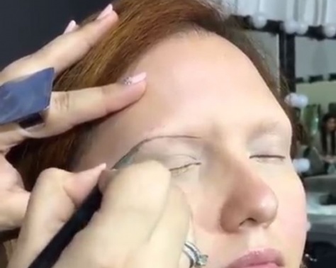 بالفيديو - طريقة محترفة لتبدو الحواجب المرسومة طبيعية.. تعلميها
