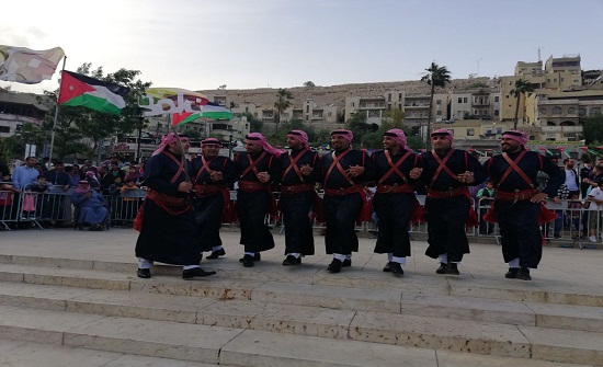 بالصور : " أمنا عمان " تتواصل وتجذب العديد من الاهالي