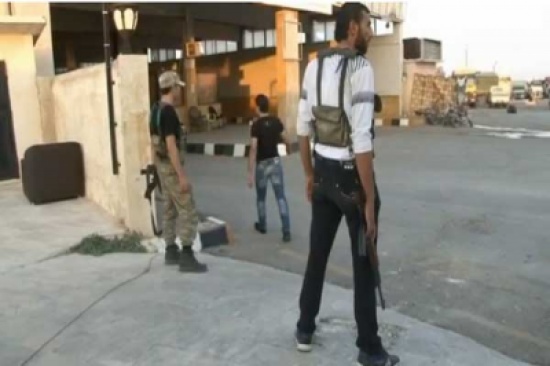 الجيش السوري الحر يدير معبرا حدوديا ويختم الجوازات