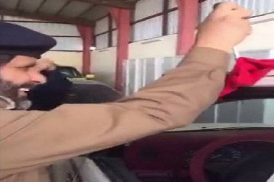 بالفيديو.. هكذا تفتح باب السيارة في حال فقدان المفتاح بالفيديو.. هكذا تفتح باب السيارة في حال فقدان المفتاح