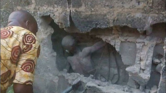 بالصور: طفل علِق داخل فجوة ضيّقة لمدّة 3 أيام... فمن أنقذه؟