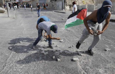 مقتل إسرائيلي تعرضت سيارته للرشق بالحجارة في القدس مقتل إسرائيلي تعرضت سيارته للرشق بالحجارة في القدس