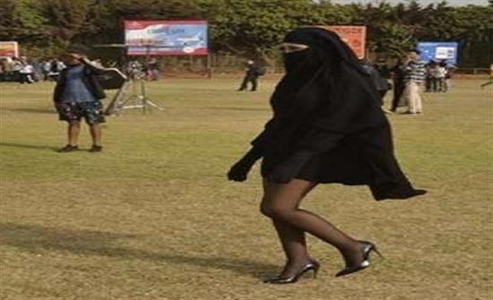 القصة الكاملة لظهور فتاة منقبة بساقين عاريتين (صور)