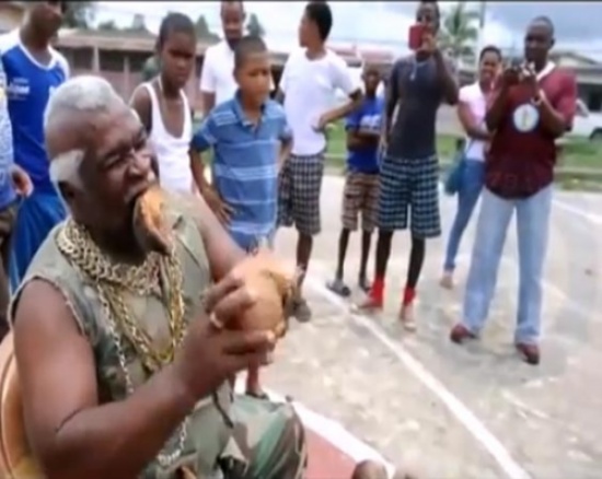 رجل يقشر ثمرة جوز الهند بأسنانه