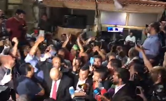 صور : هتافات امام مقر نقابة المعلمين انتظارا لمفاوضات النقابة مع الحكومة صور : هتافات امام مقر نقابة المعلمين انتظارا لمفاوضات النقابة مع الحكومة