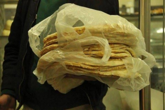 الصناعة تؤكد وفرة السلع وادامة عمل المخابز وتدعو لعدم التهافت الصناعة تؤكد وفرة السلع وادامة عمل المخابز وتدعو لعدم التهافت
