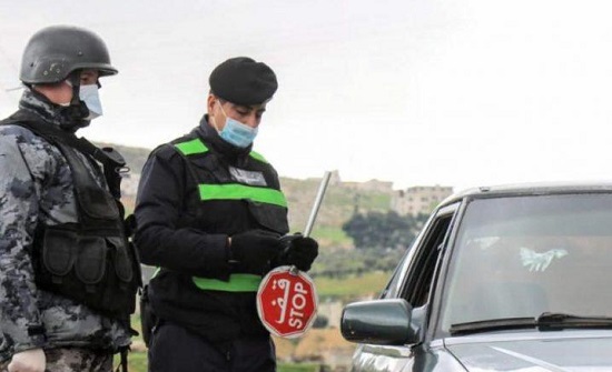ضبط 11 مركبة و 77 شخصاً خرقوا حظر التجول الشامل بالزرقاء