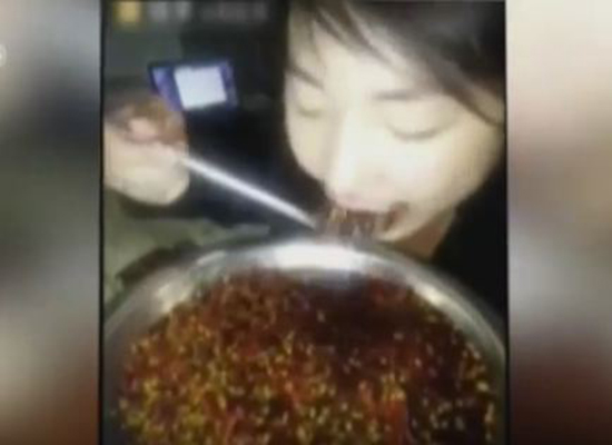 بالفيديو: صيني ينتهي في المستشفى بعدما تناول زيت الفلفل الحار