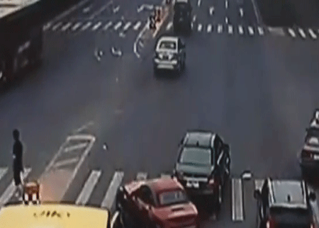 أب يطارد ابنه بعد خلاف انتقل من البيت للشارع