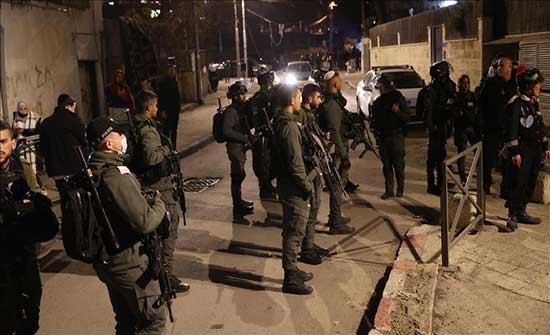 شرطة الاحتلال تعتدي على ناشط فلسطيني بالشيخ جرّاح شرطة الاحتلال تعتدي على ناشط فلسطيني بالشيخ جرّاح