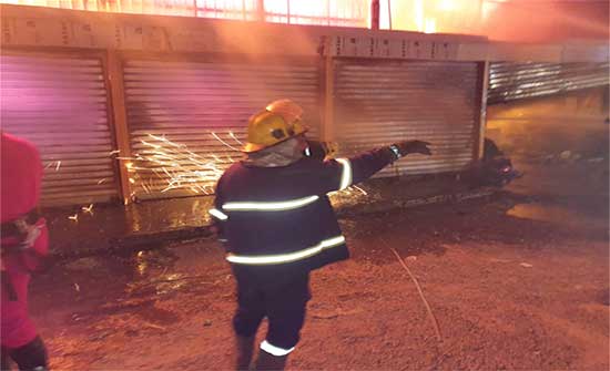 حريق ضخم في مخزن للمواد البلاستيكية في بغداد (صور + فيديو)