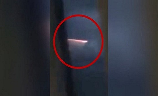 بالصور.. راكب يرصد جسمًا ناريًا يقترب من الطائرة بالصور.. راكب يرصد جسمًا ناريًا يقترب من الطائرة