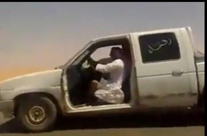 مُسن يقود سيارته بسرعة كبيرة بدون "باب"