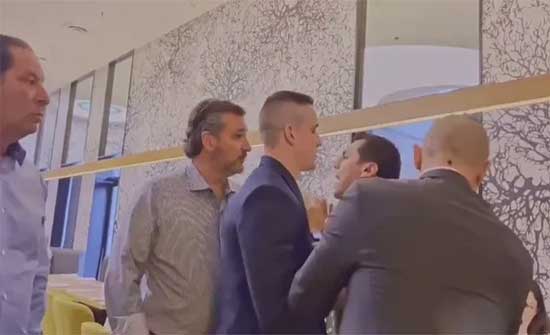 “19 طفلا قُتلوا دمهم برقبتك”.. ناشط أمريكي يهاجم سيناتور داخل مطعم (فيديو) “19 طفلا قُتلوا دمهم برقبتك”.. ناشط أمريكي يهاجم سيناتور داخل مطعم (فيديو)