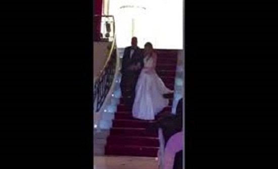 بالفيديو .. موقف محرج لمراهقة في حفل عيد ميلادها بالفيديو .. موقف محرج لمراهقة في حفل عيد ميلادها