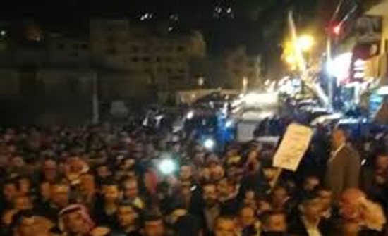 تجدد مسيرة السلط .. مطالبات باسقاط الحكومة وحل مجلس النواب تجدد مسيرة السلط .. مطالبات باسقاط الحكومة وحل مجلس النواب