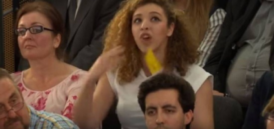 فيديو| فتاة تضع "ديفيد كاميرون" في موقف محرج على الهواء!