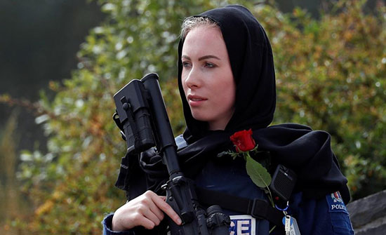وردة وبندقية وحجاب.. كيف وقع العالم في حب شرطية نيوزيلندا؟