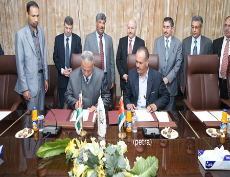 التوقيع على مذكرة تفاهم بين مزارعي وادي الاردن وفلسطين التوقيع على مذكرة تفاهم بين مزارعي وادي الاردن وفلسطين